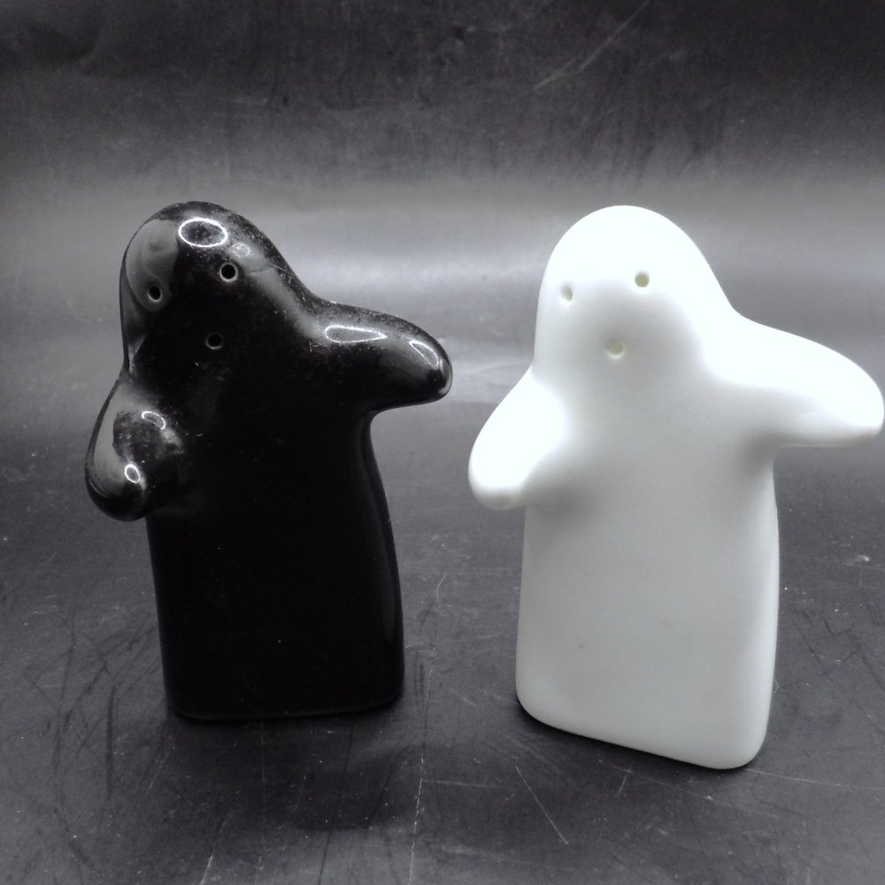 Hugging Ghosts Salt & Pepper Set/ Black & White Porcelain/ MINT/ HUG/ Halloween